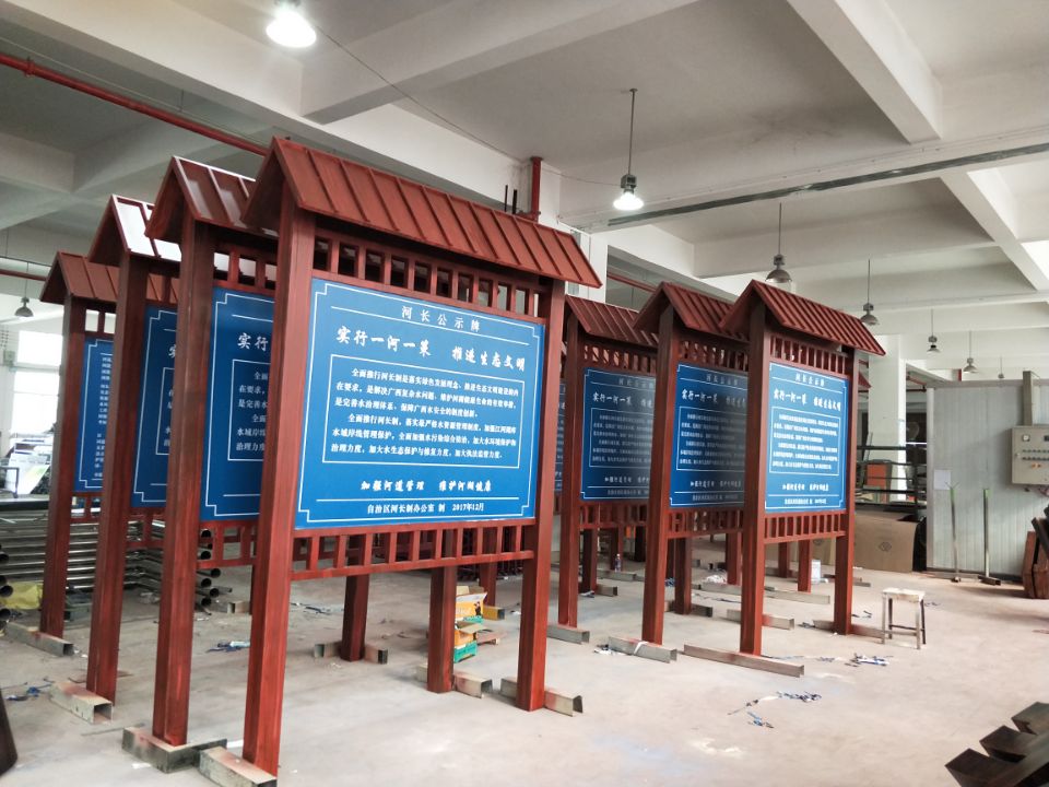 不銹鋼宣傳欄圖案美觀，色彩飽滿——【巨匠標(biāo)識，標(biāo)識制作廠家】