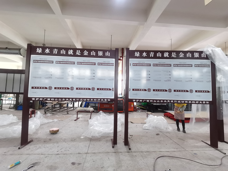綠水青山就是金山銀山-宣傳欄案例圖--【巨匠標(biāo)識，標(biāo)識制作廠家】